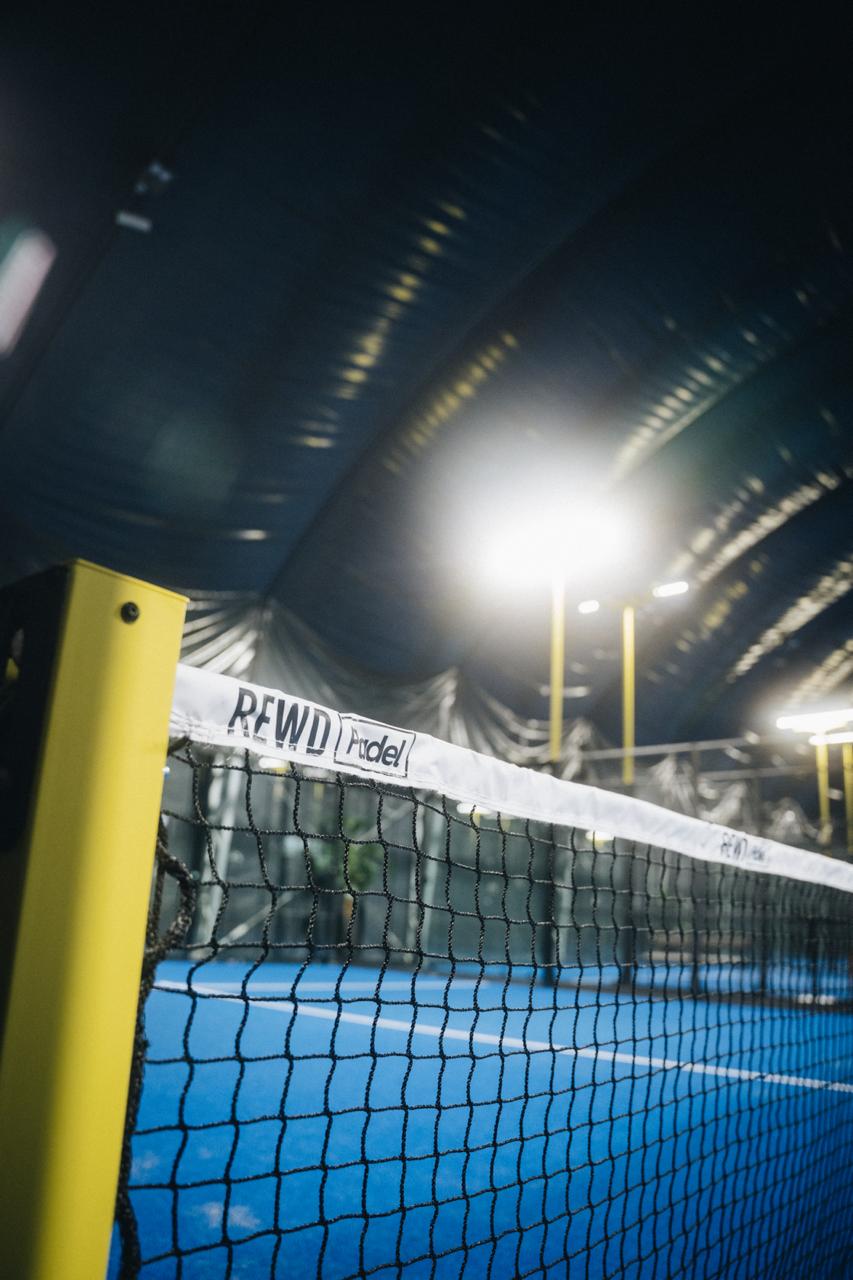 REWD Padel net detail on court